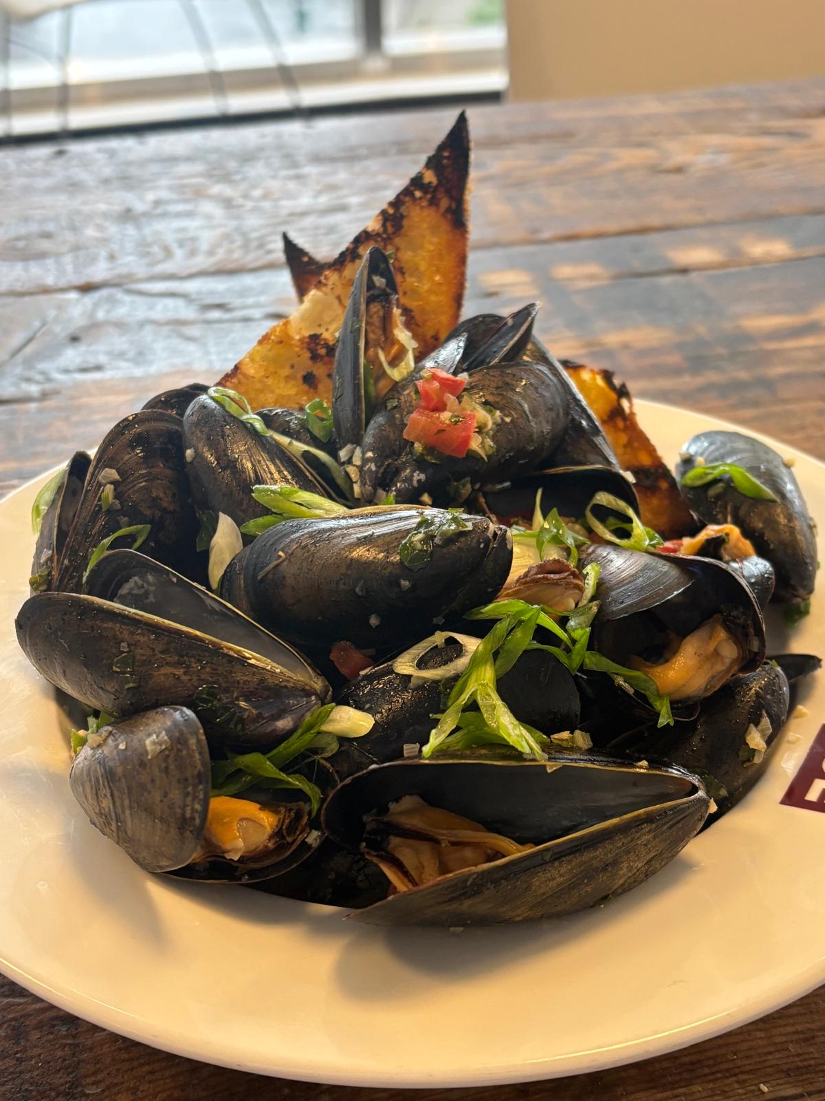 Steamed mussels with grilled bread