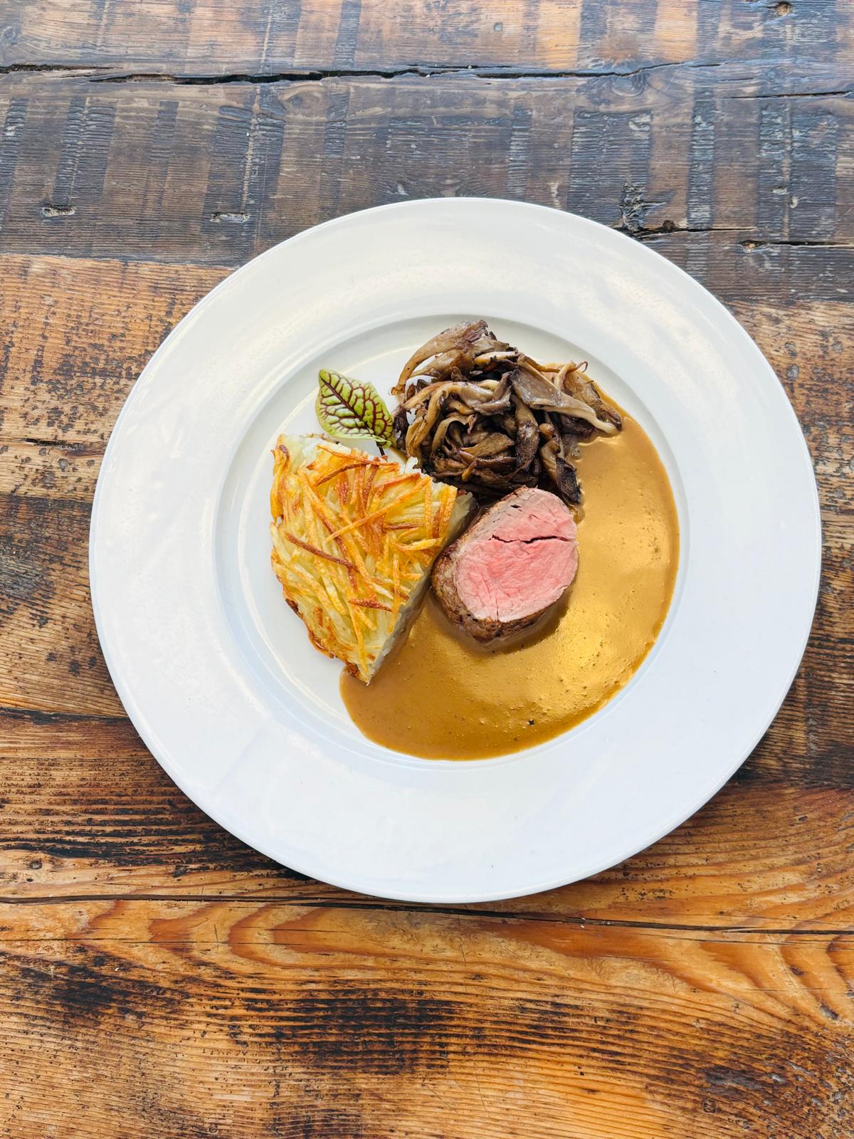Beef tenderloin with rösti, mushrooms and jus